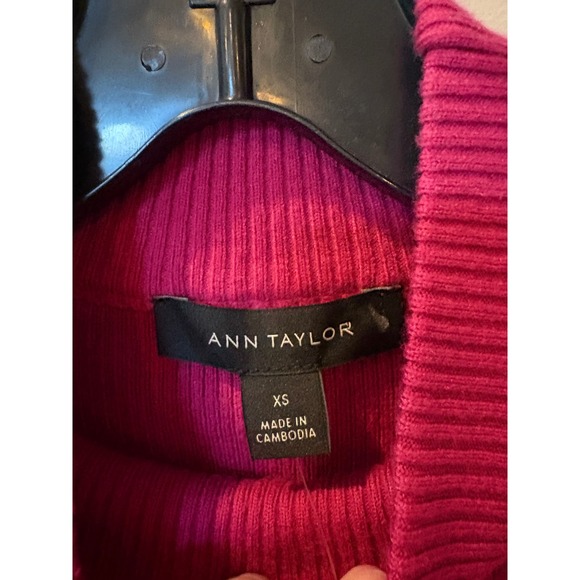 Ann Taylor Mock Neck Ribbed Sweater Fuchsia Pink Pearl Button Bell Sleeve XS NEW - Picture 4 of 8